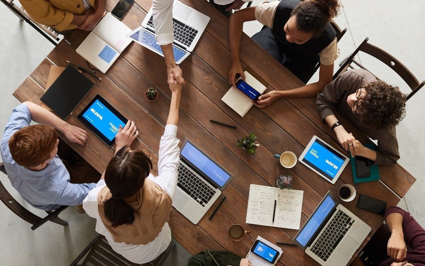 Przywództwo bez etykiet: jak stereotypy zagrażają rozwojowi liderów i liderek [raport]