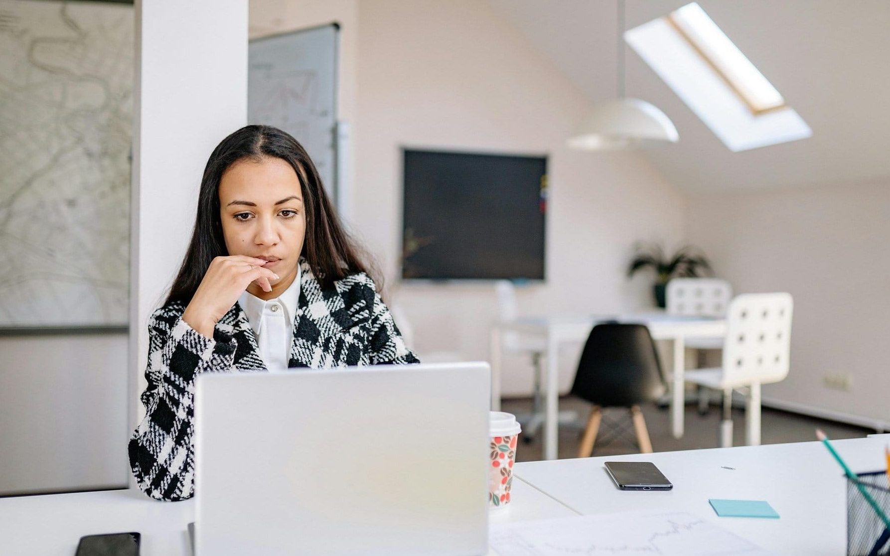 4-dniowy tydzień pracy traci zwolenników – 6 na 10 pracowników obawia się spadku pensji