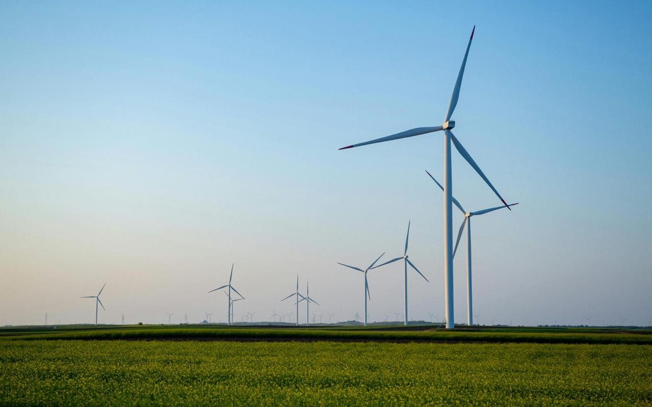 Wiatr na lądzie napędza polski przemysł - buduje krajowy łańcuch dostaw i wzmacnia lokalną gospodarkę